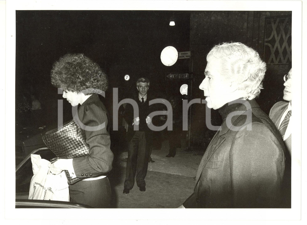 Fotografia d epoca originale 1985 ca MILANO Giorgio STREHLER con Ornella VANONI all uscita del teatro Foto 1