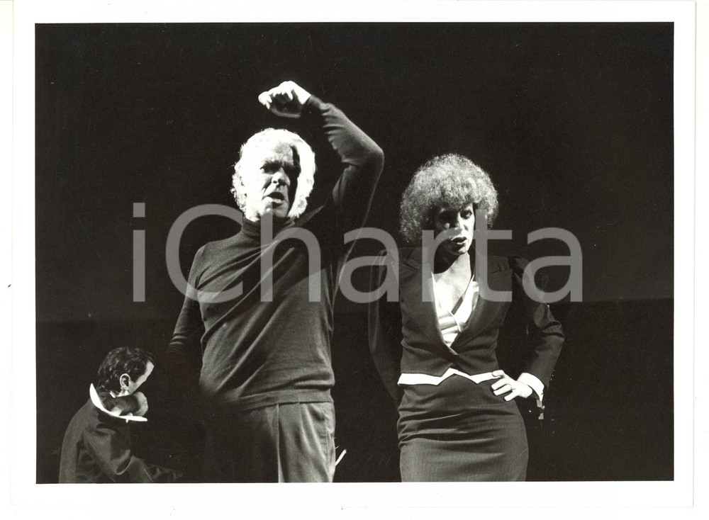 1985 ca PICCOLO TEATRO Giorgio STREHLER e Ornella VANONI durante le prove *Foto Fotografia di agenzia. CONDIZIONI: GFORMATO: 24x18 cm    originale e autentica 1