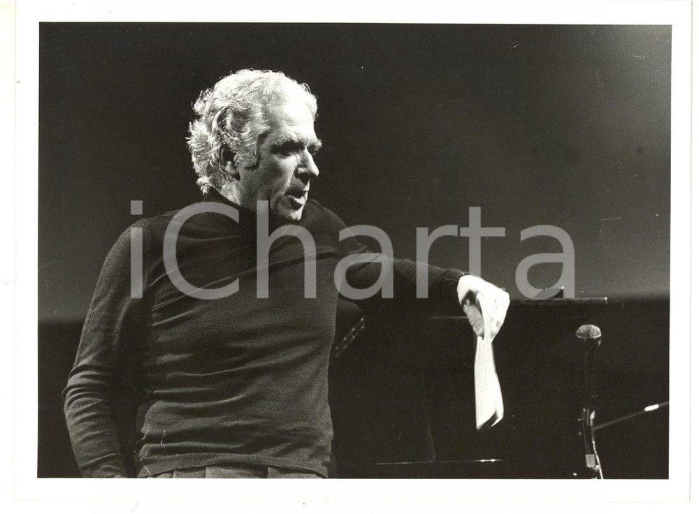 1985 ca MILANO Piccolo Teatro - Giorgio STREHLER durante le prove *Foto 24x18 cm Fotografia di agenzia. CONDIZIONI: FAIR (lievi difetti di stampa; lieve piegatura al margine destro)FORMATO: 24x18 cm    originale e autentica 1