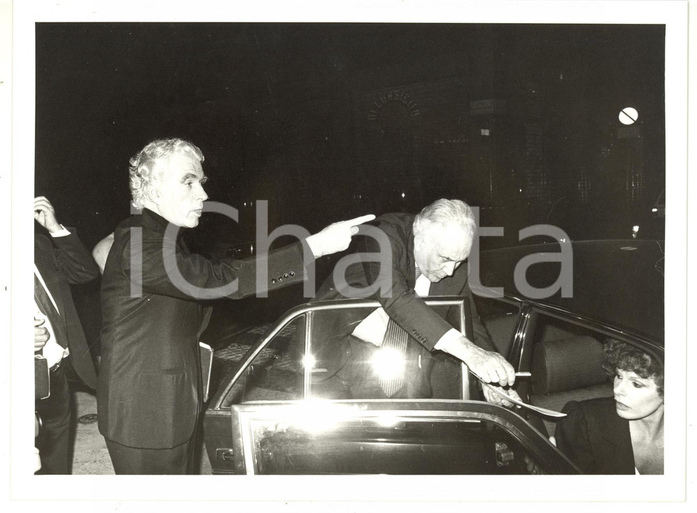 Fotografia d epoca originale 1985 ca MILANO Ornella VANONI firma autografo  Giorgio STREHLER  Foto 24x18 cm 1
