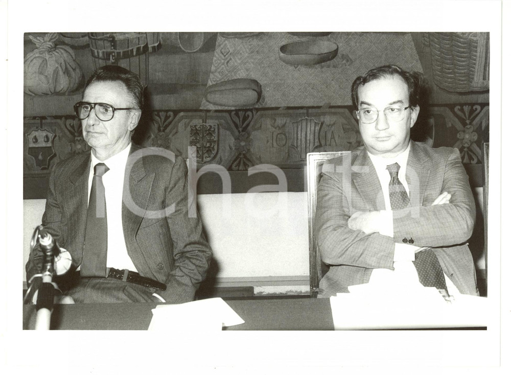 1985 ca MILANO Carlo TOGNOLI con Ezio RIVA durante conferenza *Foto 24x18 cm