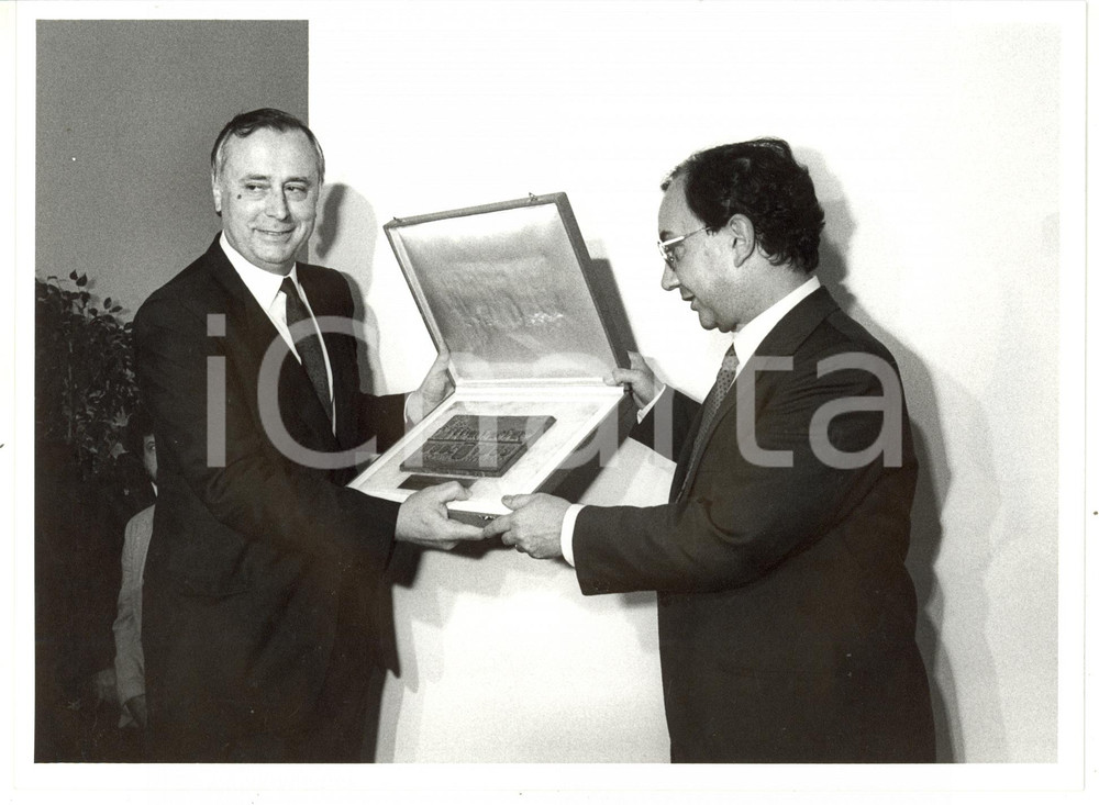 1985 ca MILANO Carlo TOGNOLI e Gianpiero CANTONI mostrano targa di Milano *Foto