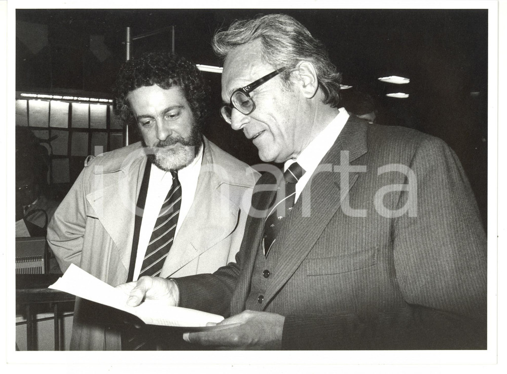 1985 ca MILANO Mario FORMENTON a colloquio con il giornalista Claudio RINALDI