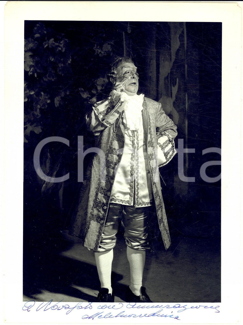 1956 BRESCIA Teatro Grande - Melchiorre LUISE basso *Foto con autografo 18x24 cm  Fotografia d'epoca con autografo, scattata in occasione della rappresentazione de "Il barbiere di Siviglia".CONDIZIONI: FAIR (minime mancanze angolari al lato superiore; residui cartacei al verso)    originale e autentica 1