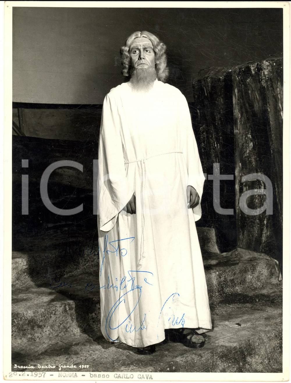1957 BRESCIA Teatro Grande - Basso Carlo CAVA - Foto con autografo 18x24 cm  Fotografia d'epoca con autografo, scattata in occasione della rappresentazione della "Norma".CONDIZIONI: FAIR (residui cartacei al verso)    originale e autentica 1