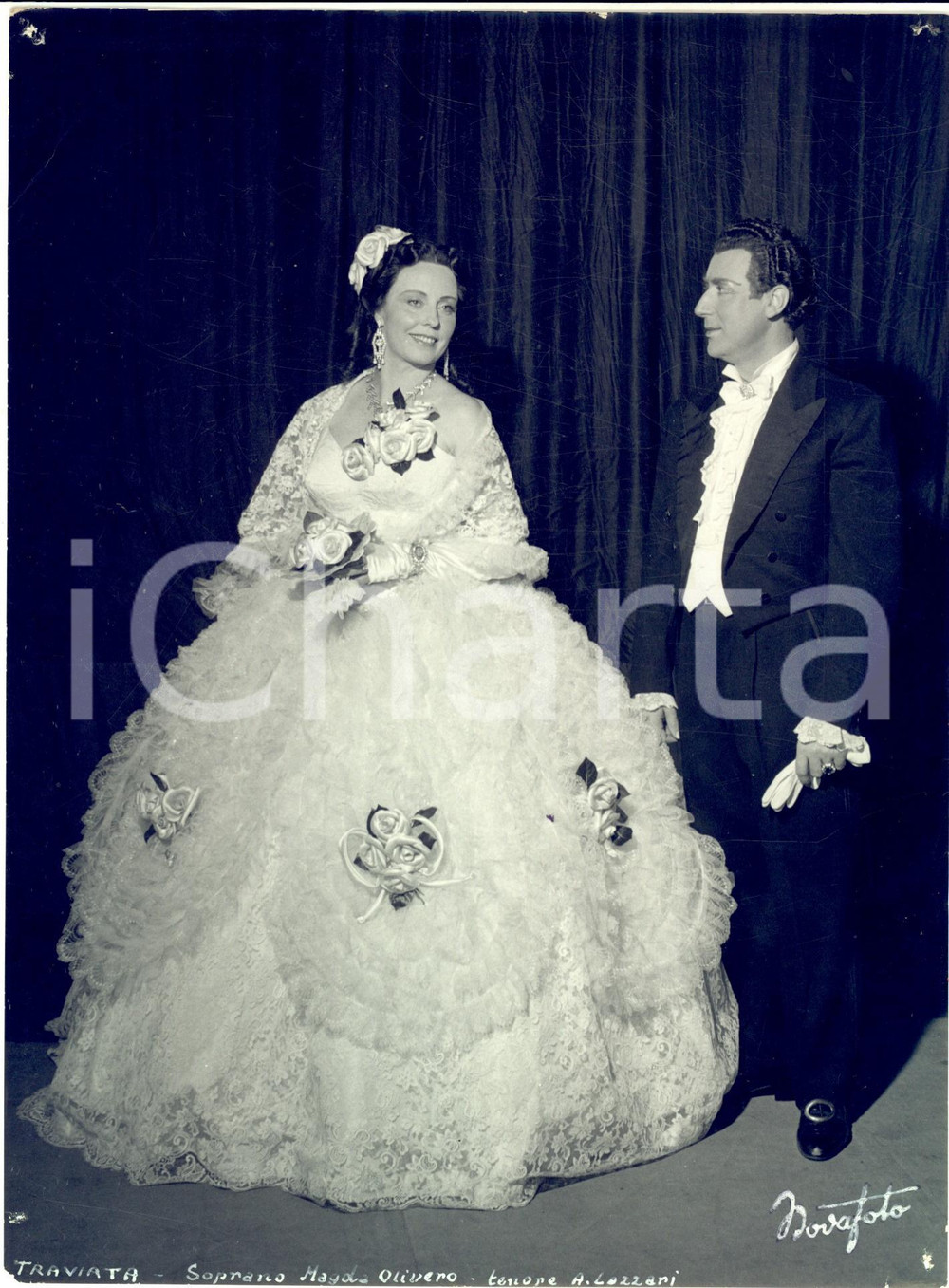 1952 BRESCIA LIRICA "Traviata"- Magda OLIVERO e Agostino LAZZARI - Foto 18x24 cm  Fotografia d'epoca, scattata in occasione della rappresentazione de "La Traviata".CONDIZIONI:  FAIR (fori da affissione ai quattro angoli, con minima mancanza all'angolo inferiore sinistro)    originale e autentica 1