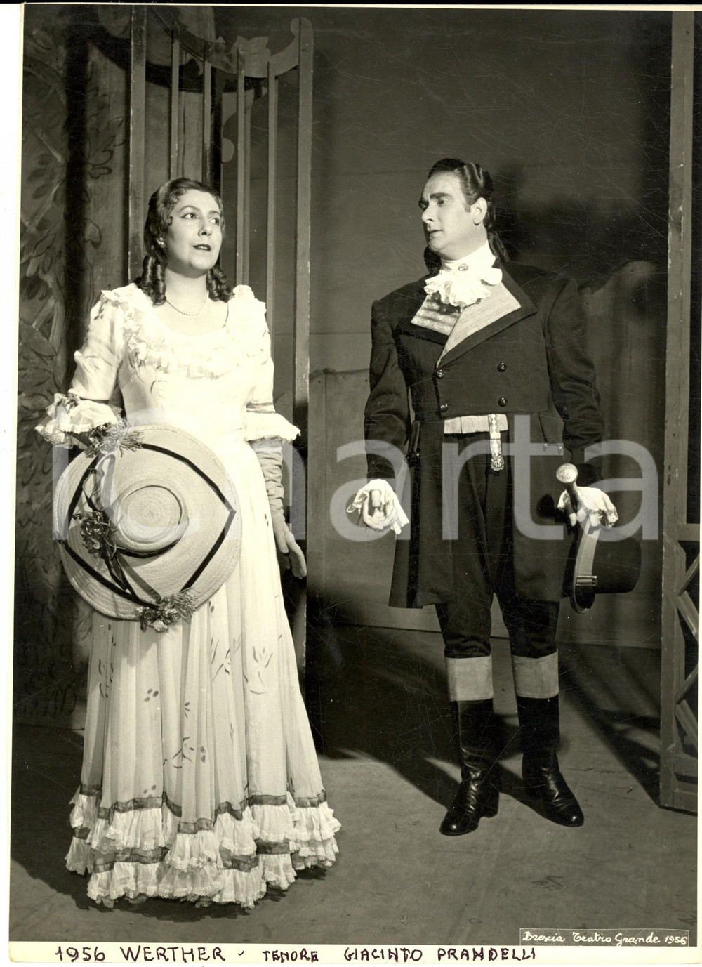 1956 BRESCIA Teatro Grande "Werther" - Tenore Giacinto PRANDELLI *Foto 18x24 cm  Fotografia d'epoca, scattata in occasione della rappresentazione del "Werther".CONDIZIONI:  FAIR (abrasioni al verso e graffi superficiali)    originale e autentica 1