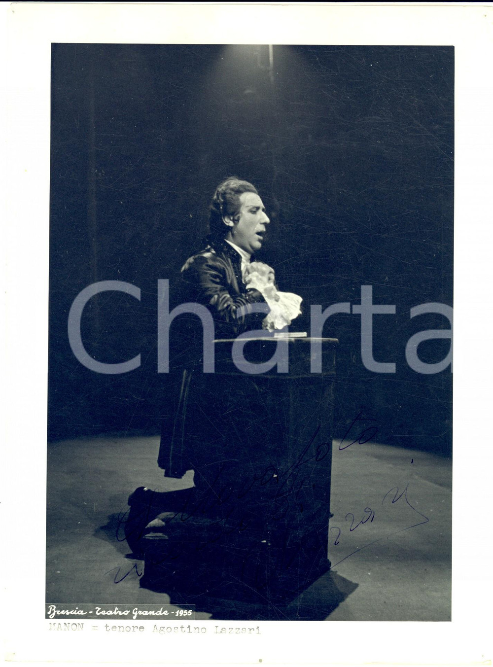 1955 BRESCIA Teatro Grande - Tenore Agostino LAZZARI - Foto con autografo 18x24   Fotografia d'epoca, scattata in occasione della rappresentazione di "Manon", con autografo. CONDIZIONI: FAIR (residui cartacei e di colla al verso; minima mancanza all'angolo superiore sinistro; minimi fori da affissione agli angoli; lievi graffi superficiali)    originale e autentica 1