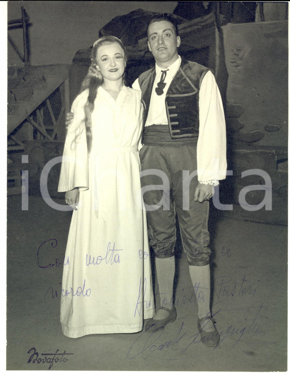 1952 BRESCIA LIRICA - Antonietta PASTORI e Carlo ZAMPIGHI - Foto con autografo Fotografia d'epoca, autografata dai due cantanti. CONDIZIONI: G (ma lievi residui cartacei e di colla al verso)FORMATO:  18x24 cm    originale e autentica 1