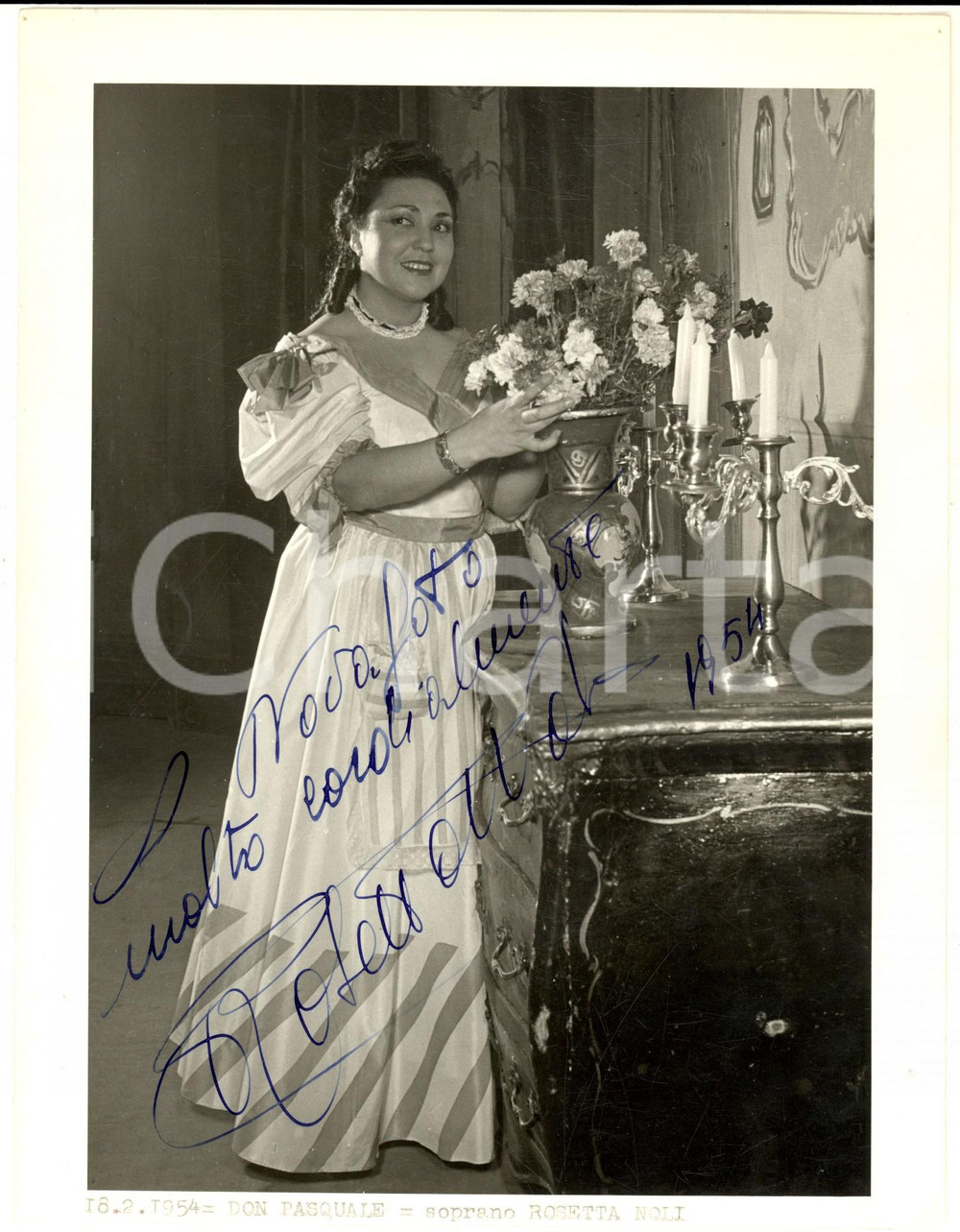 1954 BRESCIA "Don Pasquale"- Soprano Rosetta NOLI - Foto con AUTOGRAFO 18x24  Fotografia d'epoca con autografo. CONDIZIONI: FAIR (residui cartacei e di colla al verso; minimi fori angolari)FORMATO: 18x24 cm    originale e autentica 1