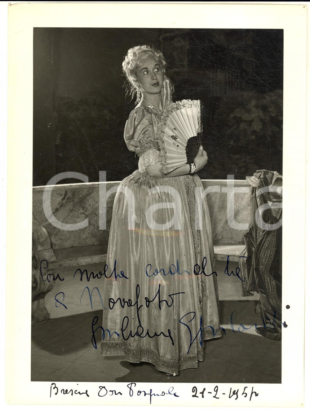 1954 BRESCIA "Don Pasquale"- Soprano Giuliana GHILARDI *Foto con AUTOGRAFO 18x24  Fotografia d'epoca con autografo. CONDIZIONI: FAIR (residui cartacei e di colla al verso; minimi fori angolari; lievi piegature)FORMATO: 18x24 cm    originale e autentica 1