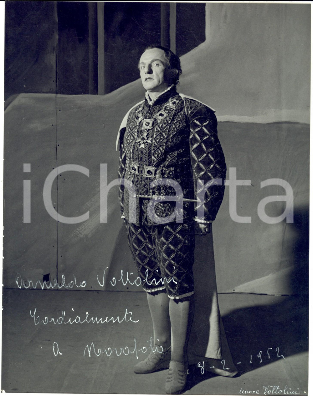 1954 BRESCIA LIRICA Ritratto del tenore Arnaldo VOLTOLINI - Foto con autografo  Fotografia d'epoca  con autografo. CONDIZIONI: G (ma residui cartacei e di colla al verso)FORMATO: 18x24 cm    originale e autentica 1