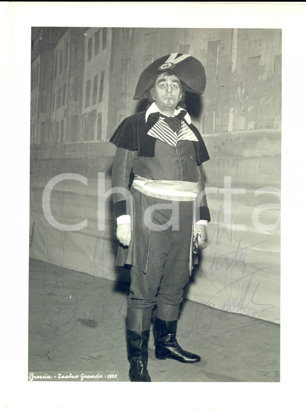 1955 BRESCIA LIRICA Teatro Grande - Basso Ugo NOVELLI - Foto con autografo  Fotografia d'epoca, con autografo. CONDIZIONI: G (ma residui cartacei e di colla al verso; minime piegature marginali)FORMATO:  18x24 cm    originale e autentica 1