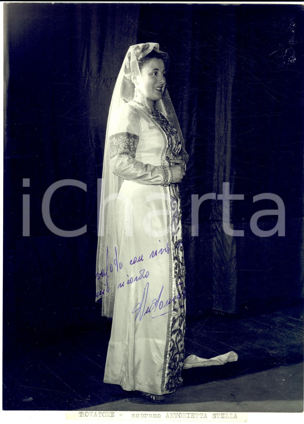 1953 BRESCIA LIRICA "Trovatore"- Soprano Antonietta STELLA - Foto AUTOGRAFO  Fotografia d'epoca, con autografo. CONDIZIONI:  FAIR (residui cartacei con tracce di colla al verso; lievi residui di polvere ai margini)FORMATO:  18x24 cm    originale e autentica 1
