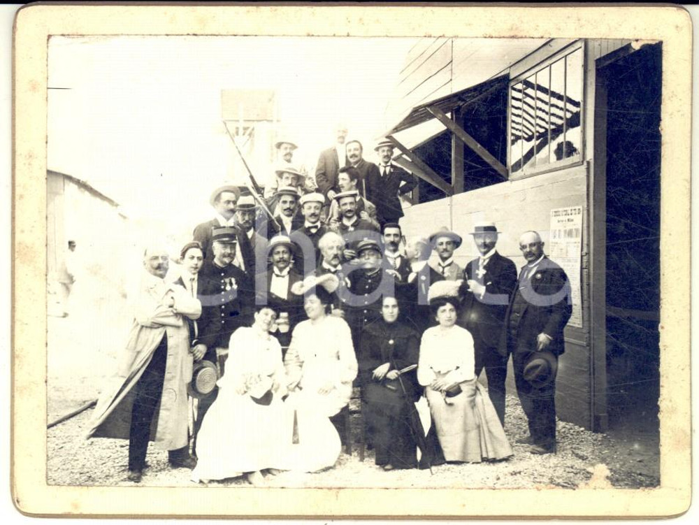 1900 ca FRANCE (?) Gruppo di gentiluomini in visita *Foto VINTAGE 12x9 cm (1) Fotografia d'epoca, su cartoncino rigido. CONDIZIONI: G (ma minime bruniture)FORMATO: 12x9 cm    originale e autentica 1