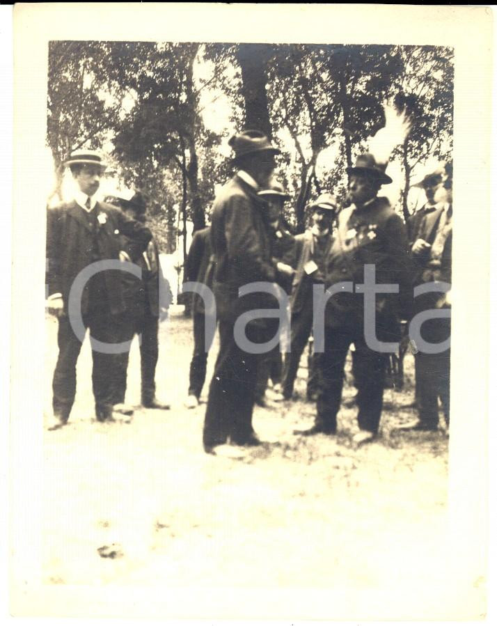 1908 COSTUME Gruppo di uomini a un evento pubblico - Foto VINTAGE 9x11 cm