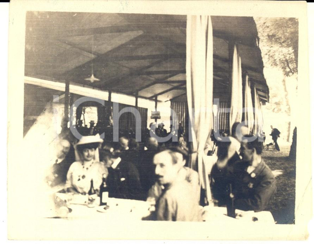 1908 COSTUME ITALIA Un pranzo sociale in un parco *Foto VINTAGE 11x9 cm