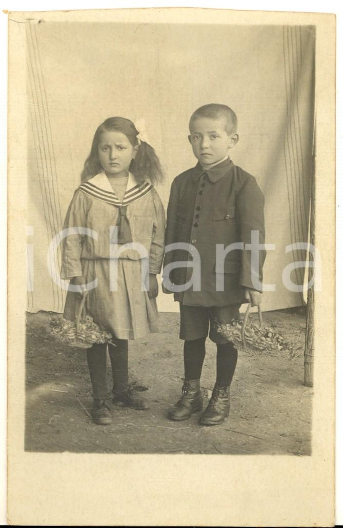 1915 ca ITALIA Coppia di fratellini con cesti di fiori *Foto cartolina VINTAGE