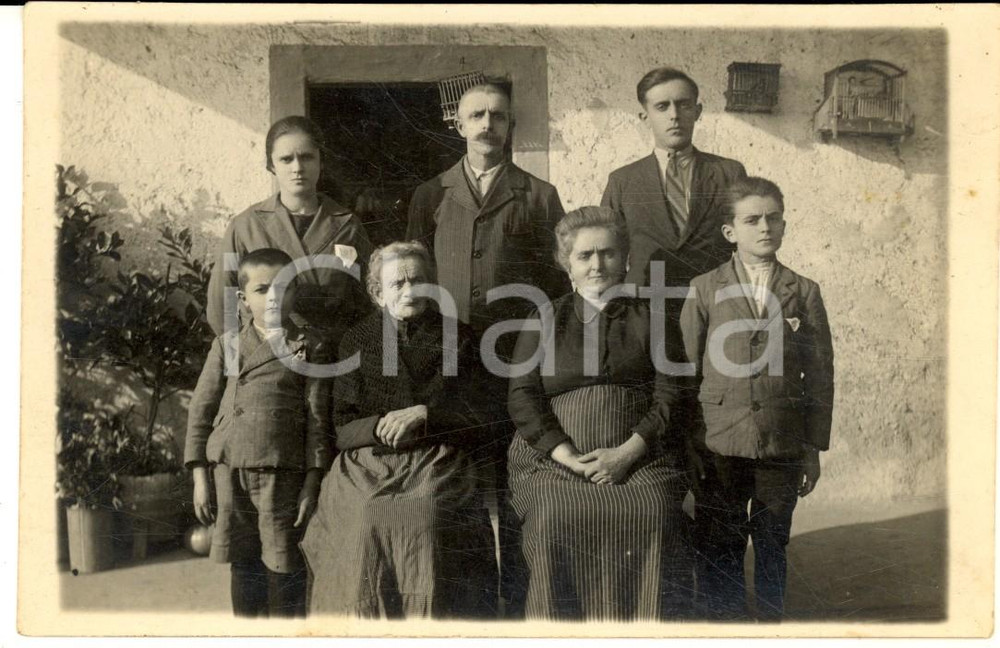 1930 ca ISEO Ritratto di famiglia di campagna - Foto cartolina SBARDOLINI