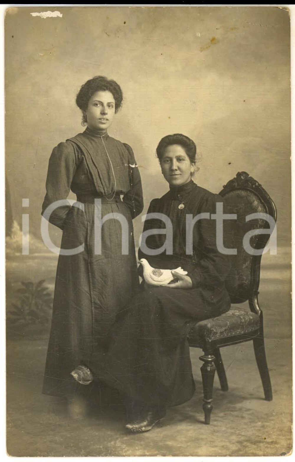 1915 ca BRESCIA Ritratto di due sorelle con colomba in ceramica *Foto CURIOSA