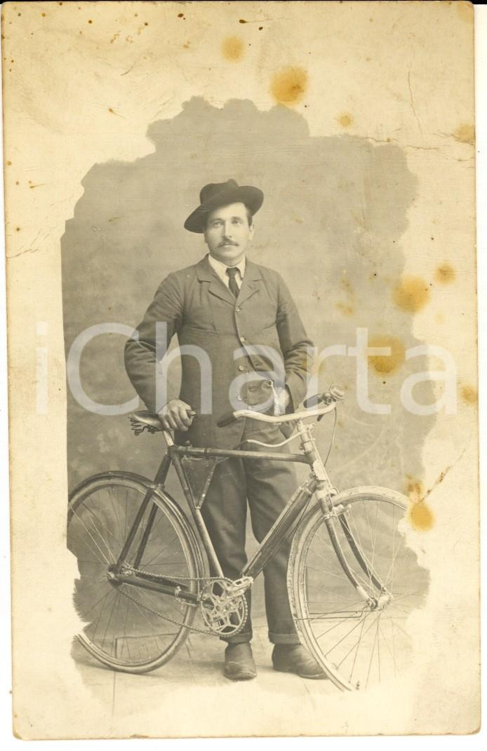 1915 ca BRESCIA Ritratto maschile con bicicletta - Foto cartolina DANNEGGIATA