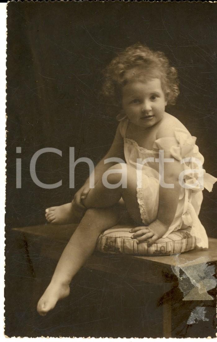 Fotografia d epoca originale 1922 BRESCIA Ritratto bambina di 3 anni con le gambe accavallate Foto cartolina 1
