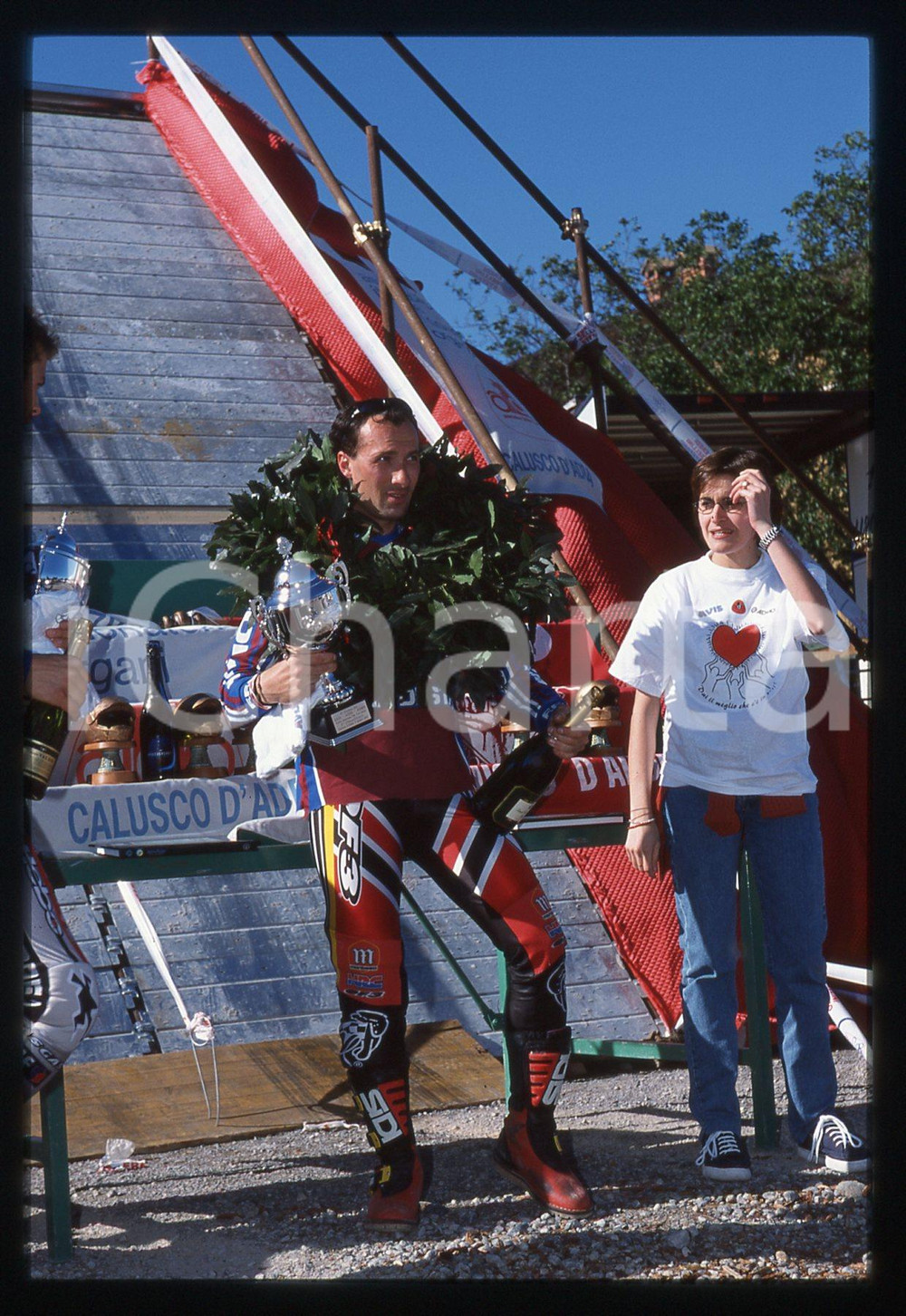 Trofeo FMI TRIAL INDOOR - CALUSCO D'ADDA 2001 35 mm vintage slide 19 Diapositiva d'epoca, in formato 35 mm.CONDIZIONI: GOODE' severamente vietata la riproduzione. Tutti i diritti sono riservati.Nella diapositiva ICharta mette in vendita, sul negozio eBay e in esclusiva sul sito "icharta" il proprio archivio composto da numerose diapositive e negativi fotografici d'epoca, tutti originali e autentici, che attraversano la storia del costume italiano tra gli la fine degli anni Sessanta e Novanta.Si tratta di uno sguardo inedito sull'attualit&agrave;, la politica, la vita quotidiana, il gossip e la cultura, che fotografa il cambiamento della nazione in quest'ultimo scorcio del XX secolo. Un'occasione unica per il mercato del collezionismo, che vede finalmente disponibile un archivio eccezionale per vastit&agrave;, tematiche e condizioni, in un settore (il negativo fotografico e la diapositiva) di assoluta novit&agrave; e dalle interessanti prospettive di investimento.  GOOD/buono   originale e autentica 1