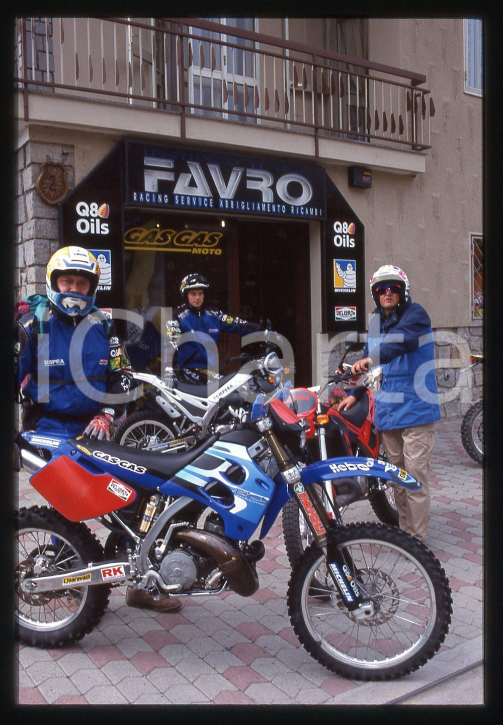 GAS GAS 125 TRIAL - MOTORI 1995 ca 35 mm vintage slide Diapositiva d'epoca, in formato 35 mm.Per i diritti rivolgersi a ICharta.E' severamente vietata la riproduzione. Tutti i diritti sono riservati.Nella diapositiva ICharta mette in vendita, sul negozio eBay e in esclusiva sul sito "icharta" il proprio archivio composto da numerose diapositive e negativi fotografici d'epoca, tutti originali e autentici, che attraversano la storia del costume italiano tra gli la fine degli anni Sessanta e Novanta.Si tratta di uno sguardo inedito sull'attualit&agrave;, la politica, la vita quotidiana, il gossip e la cultura, che fotografa il cambiamento della nazione in quest'ultimo scorcio del XX secolo. Un'occasione unica per il mercato del collezionismo, che vede finalmente disponibile un archivio eccezionale per vastit&agrave;, tematiche e condizioni, in un settore (il negativo fotografico e la diapositiva) di assoluta novit&agrave; e dalle interessanti prospettive di investimento.  GOOD/buono   originale e autentica 1