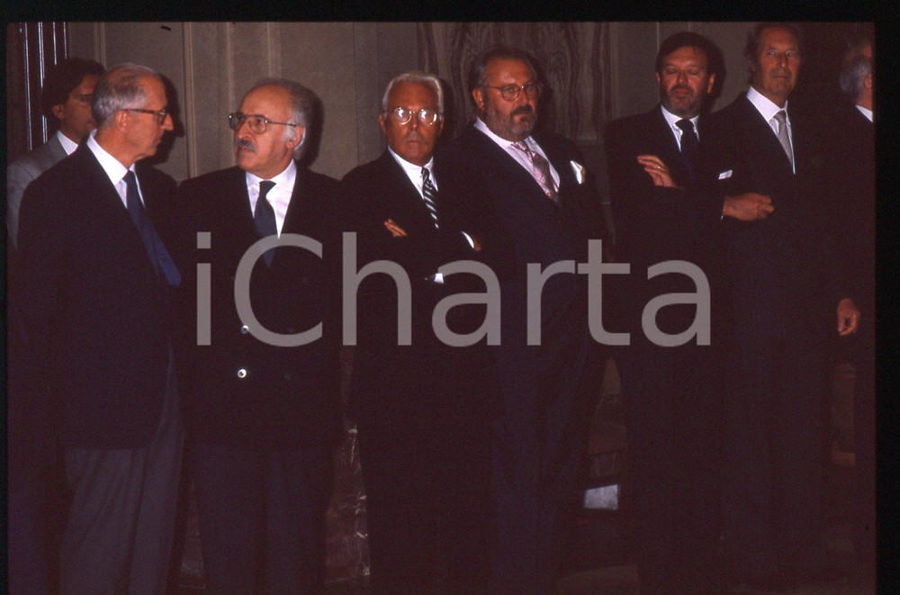 Giorgio ARMANI e Gianfranco FERRÃˆ - MODA 1995 ca * 35 mm vintage slide 3  Diapositiva d'epoca, in formato 35 mm.Per i diritti rivolgersi a ICharta.E' severamente vietata la riproduzione. Tutti i diritti sono riservati.Nella diapositiva ICharta mette in vendita, sul negozio eBay e in esclusiva sul sito "icharta" il proprio archivio composto da numerose diapositive e negativi fotografici d'epoca, tutti originali e autentici, che attraversano la storia del costume italiano tra gli la fine degli anni Sessanta e Novanta.Si tratta di uno sguardo inedito sull'attualit&agrave;, la politica, la vita quotidiana, il gossip e la cultura, che fotografa il cambiamento della nazione in quest'ultimo scorcio del XX secolo. Un'occasione unica per il mercato del collezionismo, che vede finalmente disponibile un archivio eccezionale per vastit&agrave;, tematiche e condizioni, in un settore (il negativo fotografico e la diapositiva) di assoluta novit&agrave; e dalle interessanti prospettive di investimento.  GOOD/buono   originale e autentica 1