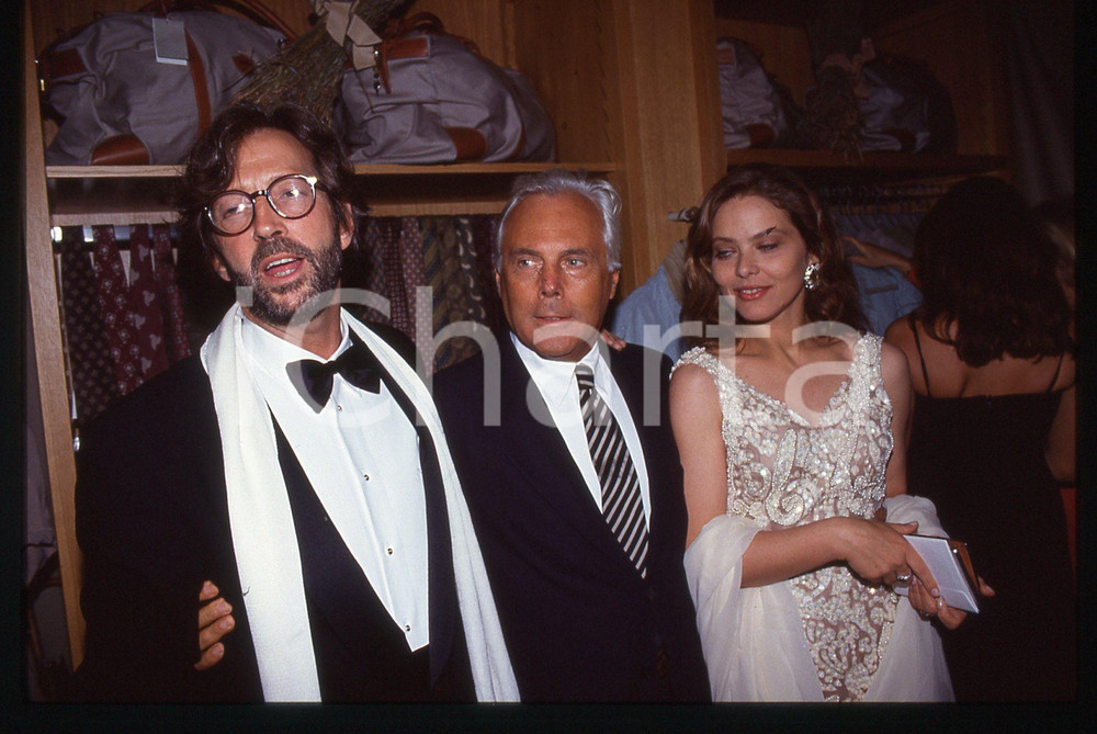Giorgio ARMANI Eric CLAPTON Ornella MUTI - MILANO 1992 * 35 mm vintage slide 2  Diapositiva d'epoca, in formato 35 mm.Si trattava di Convivio, evento benefico per la lotta all'AIDS tenutosi a Milano nel 1992. Per i diritti rivolgersi a ICharta.E' severamente vietata la riproduzione. Tutti i diritti sono riservati.Nella diapositiva ICharta mette in vendita, sul negozio eBay e in esclusiva sul sito "icharta" il proprio archivio composto da numerose diapositive e negativi fotografici d'epoca, tutti originali e autentici, che attraversano la storia del costume italiano tra gli la fine degli anni Sessanta e Novanta.Si tratta di uno sguardo inedito sull'attualit&agrave;, la politica, la vita quotidiana, il gossip e la cultura, che fotografa il cambiamento della nazione in quest'ultimo scorcio del XX secolo. Un'occasione unica per il mercato del collezionismo, che vede finalmente disponibile un archivio eccezionale per vastit&agrave;, tematiche e condizioni, in un settore (il negativo fotografico e la diapositiva) di assoluta novit&agrave; e dalle interessanti prospettive di investimento.  GOOD/buono   originale e autentica 1