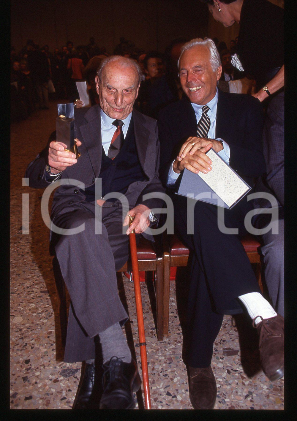 Giorgio ARMANI Norberto BOBBIO ACCADEMIA BRERA MILANO 1993 *35mm vintage slide 6  Diapositiva d'epoca, in formato 35 mm.L'evento &egrave; la nomina di Giorgio Armani ad accademico onorario dell'Accademia di Belle Arti di Brera.Per i diritti rivolgersi a ICharta.E' severamente vietata la riproduzione. Tutti i diritti sono riservati.Nella diapositiva ICharta mette in vendita, sul negozio eBay e in esclusiva sul sito "icharta" il proprio archivio composto da numerose diapositive e negativi fotografici d'epoca, tutti originali e autentici, che attraversano la storia del costume italiano tra gli la fine degli anni Sessanta e Novanta.Si tratta di uno sguardo inedito sull'attualit&agrave;, la politica, la vita quotidiana, il gossip e la cultura, che fotografa il cambiamento della nazione in quest'ultimo scorcio del XX secolo. Un'occasione unica per il mercato del collezionismo, che vede finalmente disponibile un archivio eccezionale per vastit&agrave;, tematiche e condizioni, in un settore (il negativo fotografico e la diapositiva) di assoluta novit&agrave; e dalle interessanti prospettive di investimento.  GOOD/buono   originale e autentica 1