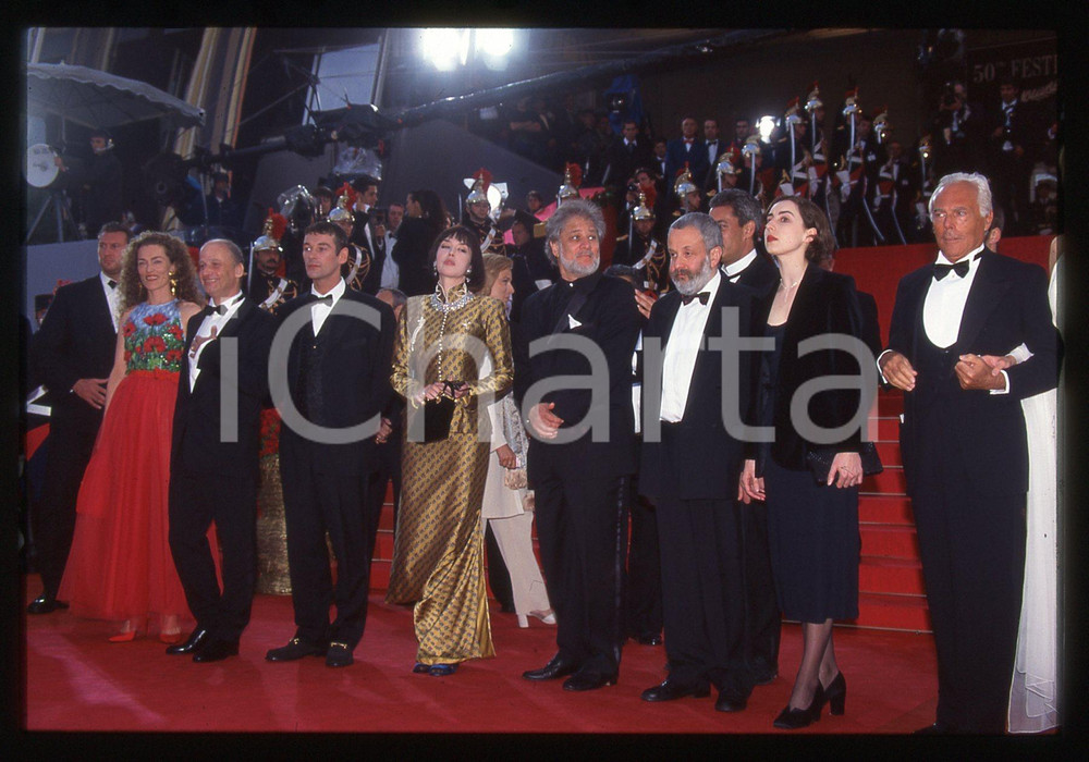 Giorgio ARMANI - FESTIVAL CINEMA CANNES 1997 * 35 mm vintage slide  Diapositiva d'epoca, in formato 35 mm.Per i diritti rivolgersi a ICharta.E' severamente vietata la riproduzione. Tutti i diritti sono riservati.Nella diapositiva ICharta mette in vendita, sul negozio eBay e in esclusiva sul sito "icharta" il proprio archivio composto da numerose diapositive e negativi fotografici d'epoca, tutti originali e autentici, che attraversano la storia del costume italiano tra gli la fine degli anni Sessanta e Novanta.Si tratta di uno sguardo inedito sull'attualit&agrave;, la politica, la vita quotidiana, il gossip e la cultura, che fotografa il cambiamento della nazione in quest'ultimo scorcio del XX secolo. Un'occasione unica per il mercato del collezionismo, che vede finalmente disponibile un archivio eccezionale per vastit&agrave;, tematiche e condizioni, in un settore (il negativo fotografico e la diapositiva) di assoluta novit&agrave; e dalle interessanti prospettive di investimento.  GOOD/buono   originale e autentica 1