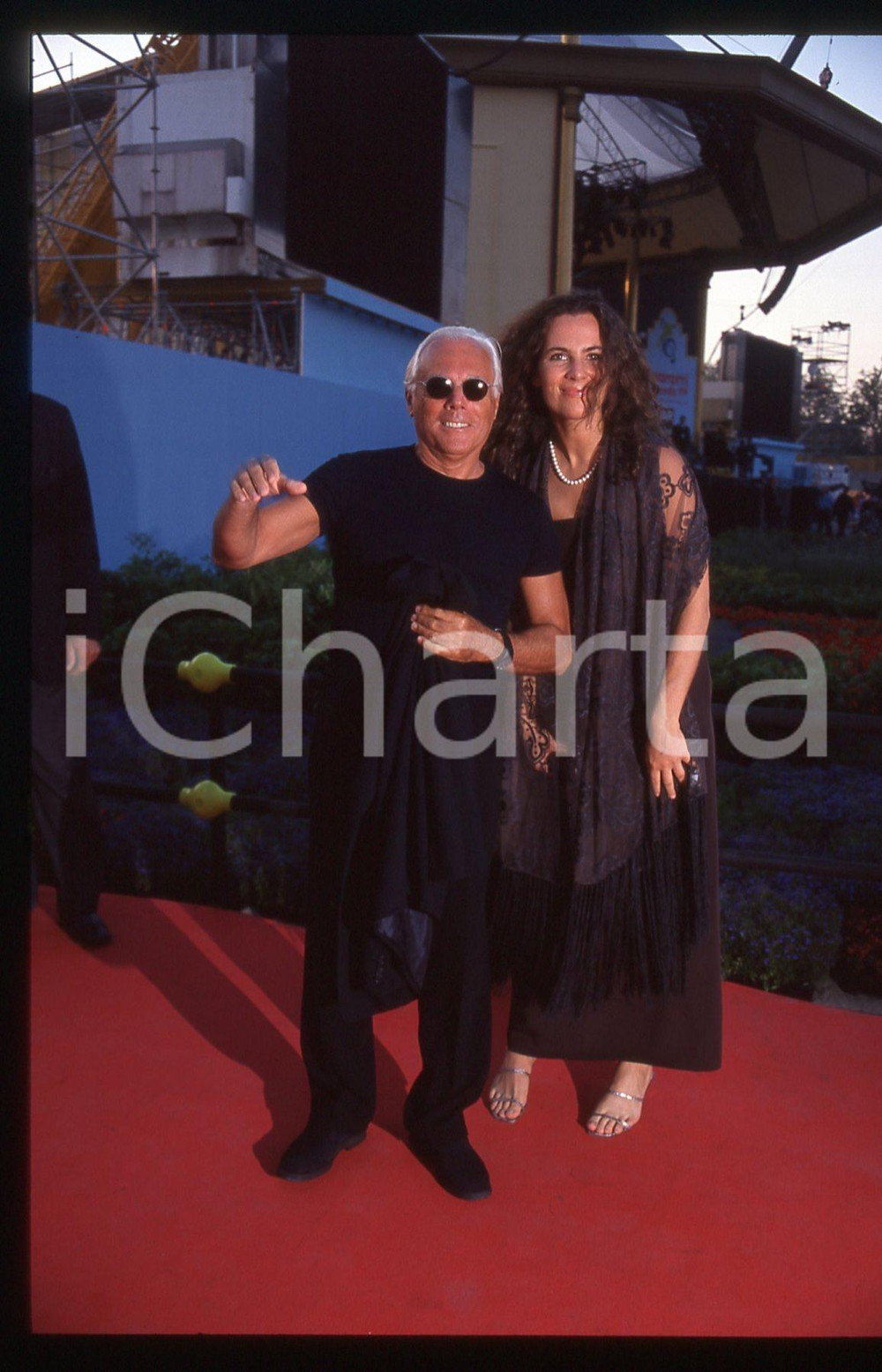 Giorgio e Roberta ARMANI PAVAROTTI & FRIENDS 1999 MODENA * 35 mm vintage slide 3  Diapositiva d'epoca, in formato 35 mm.Per i diritti rivolgersi a ICharta.E' severamente vietata la riproduzione. Tutti i diritti sono riservati.Nella diapositiva ICharta mette in vendita, sul negozio eBay e in esclusiva sul sito "icharta" il proprio archivio composto da numerose diapositive e negativi fotografici d'epoca, tutti originali e autentici, che attraversano la storia del costume italiano tra gli la fine degli anni Sessanta e Novanta.Si tratta di uno sguardo inedito sull'attualit&agrave;, la politica, la vita quotidiana, il gossip e la cultura, che fotografa il cambiamento della nazione in quest'ultimo scorcio del XX secolo. Un'occasione unica per il mercato del collezionismo, che vede finalmente disponibile un archivio eccezionale per vastit&agrave;, tematiche e condizioni, in un settore (il negativo fotografico e la diapositiva) di assoluta novit&agrave; e dalle interessanti prospettive di investimento.  GOOD/buono   originale e autentica 1