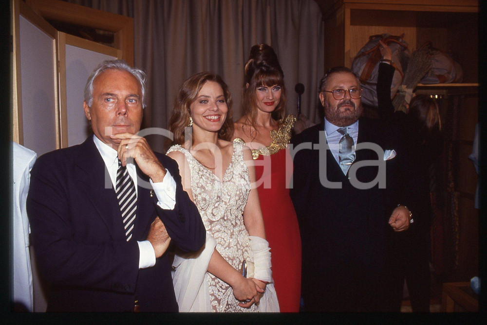 Giorgio ARMANI Ornella MUTI Carol ALT - MILANO 1992 * 35 mm vintage slide 6 Diapositiva d'epoca, in formato 35 mm.Si trattava di Convivio, evento benefico per la lotta all'AIDS tenutosi a Milano nel 1992. E' inoltre ritratto Gianfranco Ferr&egrave;. Per i diritti rivolgersi a ICharta.E' severamente vietata la riproduzione. Tutti i diritti sono riservati.Nella diapositiva ICharta mette in vendita, sul negozio eBay e in esclusiva sul sito "icharta" il proprio archivio composto da numerose diapositive e negativi fotografici d'epoca, tutti originali e autentici, che attraversano la storia del costume italiano tra gli la fine degli anni Sessanta e Novanta.Si tratta di uno sguardo inedito sull'attualit&agrave;, la politica, la vita quotidiana, il gossip e la cultura, che fotografa il cambiamento della nazione in quest'ultimo scorcio del XX secolo. Un'occasione unica per il mercato del collezionismo, che vede finalmente disponibile un archivio eccezionale per vastit&agrave;, tematiche e condizioni, in un settore (il negativo fotografico e la diapositiva) di assoluta novit&agrave; e dalle interessanti prospettive di investimento.  GOOD/buono   originale e autentica 1