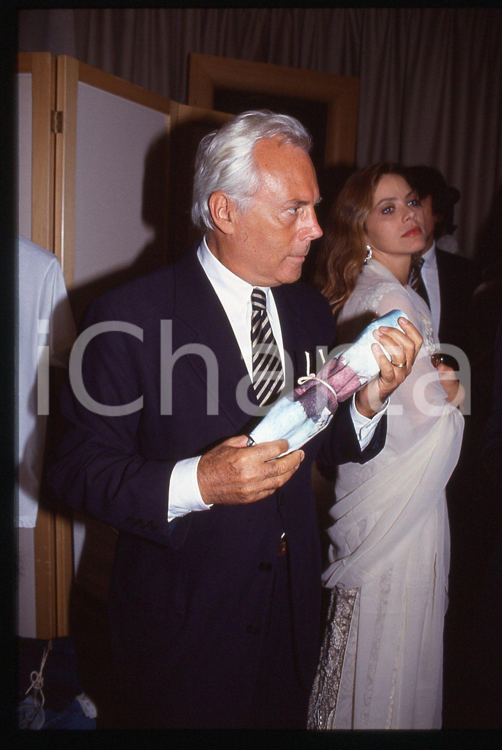 Giorgio ARMANI Ornella MUTI - MILANO 1992 CONVIVIO * 35 mm vintage slide 5 Diapositiva d'epoca, in formato 35 mm.Si trattava di Convivio, evento benefico per la lotta all'AIDS tenutosi a Milano nel 1992. Per i diritti rivolgersi a ICharta.E' severamente vietata la riproduzione. Tutti i diritti sono riservati.Nella diapositiva ICharta mette in vendita, sul negozio eBay e in esclusiva sul sito "icharta" il proprio archivio composto da numerose diapositive e negativi fotografici d'epoca, tutti originali e autentici, che attraversano la storia del costume italiano tra gli la fine degli anni Sessanta e Novanta.Si tratta di uno sguardo inedito sull'attualit&agrave;, la politica, la vita quotidiana, il gossip e la cultura, che fotografa il cambiamento della nazione in quest'ultimo scorcio del XX secolo. Un'occasione unica per il mercato del collezionismo, che vede finalmente disponibile un archivio eccezionale per vastit&agrave;, tematiche e condizioni, in un settore (il negativo fotografico e la diapositiva) di assoluta novit&agrave; e dalle interessanti prospettive di investimento.  GOOD/buono   originale e autentica 1