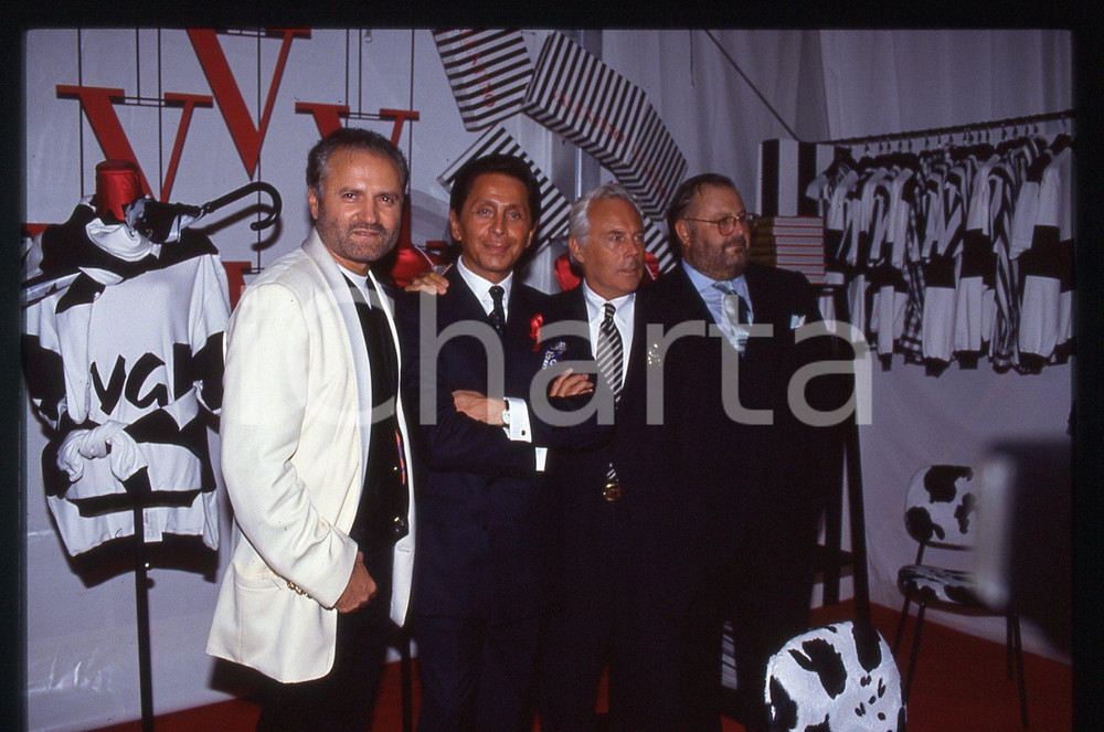 ARMANI - VALENTINO - VERSACE  - FERRÃˆ - MILANO 1992 * 35mm vintage slide 2  Diapositiva d'epoca, in formato 35 mm.Si trattava di Convivio, evento benefico per la lotta all'AIDS tenutosi a Milano nel 1992. Sono presenti gli sitlisti Gianni Versace, Valentino Garavani, Giorgio Armani e Gianfranco Ferr&egrave;.E' severamente vietata la riproduzione. Tutti i diritti sono riservati.Nella diapositiva ICharta mette in vendita, sul negozio eBay e in esclusiva sul sito "icharta" il proprio archivio composto da numerose diapositive e negativi fotografici d'epoca, tutti originali e autentici, che attraversano la storia del costume italiano tra gli la fine degli anni Sessanta e Novanta.Si tratta di uno sguardo inedito sull'attualit&agrave;, la politica, la vita quotidiana, il gossip e la cultura, che fotografa il cambiamento della nazione in quest'ultimo scorcio del XX secolo. Un'occasione unica per il mercato del collezionismo, che vede finalmente disponibile un archivio eccezionale per vastit&agrave;, tematiche e condizioni, in un settore (il negativo fotografico e la diapositiva) di assoluta novit&agrave; e dalle interessanti prospettive di investimento.  GOOD/buono   originale e autentica 1