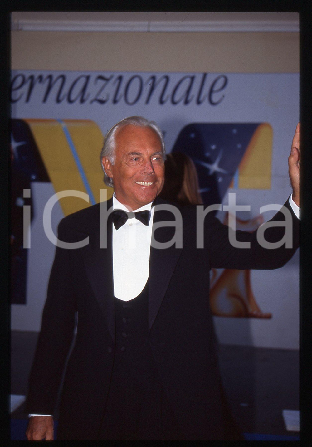 Giorgio ARMANI - Notte dei TELEGATTI - MILANO 1995 ca * 35 mm vintage slide 5  Diapositiva d'epoca, in formato 35 mm.CONDIZIONI: GOODE' severamente vietata la riproduzione. Tutti i diritti sono riservati.Nella diapositiva ICharta mette in vendita, sul negozio eBay e in esclusiva sul sito "icharta" il proprio archivio composto da numerose diapositive e negativi fotografici d'epoca, tutti originali e autentici, che attraversano la storia del costume italiano tra gli la fine degli anni Sessanta e Novanta.Si tratta di uno sguardo inedito sull'attualit&agrave;, la politica, la vita quotidiana, il gossip e la cultura, che fotografa il cambiamento della nazione in quest'ultimo scorcio del XX secolo. Un'occasione unica per il mercato del collezionismo, che vede finalmente disponibile un archivio eccezionale per vastit&agrave;, tematiche e condizioni, in un settore (il negativo fotografico e la diapositiva) di assoluta novit&agrave; e dalle interessanti prospettive di investimento.  GOOD/buono   originale e autentica 1