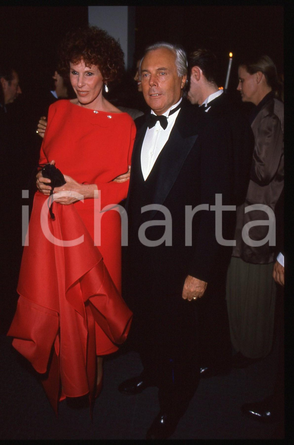 Giorgio ARMANI e Ornella VANONI - COSTUME 1990 ca * 35mm vintage slide 3  Diapositiva d'epoca, in formato 35 mm.Per i diritti rivolgersi a ICharta.E' severamente vietata la riproduzione. Tutti i diritti sono riservati.Nella diapositiva ICharta mette in vendita, sul negozio eBay e in esclusiva sul sito "icharta" il proprio archivio composto da numerose diapositive e negativi fotografici d'epoca, tutti originali e autentici, che attraversano la storia del costume italiano tra gli la fine degli anni Sessanta e Novanta.Si tratta di uno sguardo inedito sull'attualit&agrave;, la politica, la vita quotidiana, il gossip e la cultura, che fotografa il cambiamento della nazione in quest'ultimo scorcio del XX secolo. Un'occasione unica per il mercato del collezionismo, che vede finalmente disponibile un archivio eccezionale per vastit&agrave;, tematiche e condizioni, in un settore (il negativo fotografico e la diapositiva) di assoluta novit&agrave; e dalle interessanti prospettive di investimento.  GOOD/buono   originale e autentica 1