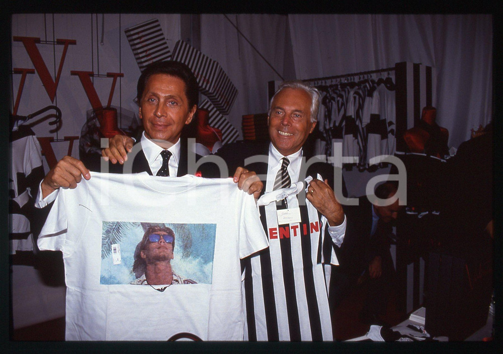 Giorgio ARMANI e Valentino GARAVANI - MILANO 1992 *35 mm vintage slide 6 Diapositiva d'epoca, in formato 35 mm.Si trattava di Convivio, evento benefico per la lotta all'AIDS tenutosi a Milano nel 1992.Per i diritti rivolgersi a ICharta.E' severamente vietata la riproduzione. Tutti i diritti sono riservati.Nella diapositiva ICharta mette in vendita, sul negozio eBay e in esclusiva sul sito "icharta" il proprio archivio composto da numerose diapositive e negativi fotografici d'epoca, tutti originali e autentici, che attraversano la storia del costume italiano tra gli la fine degli anni Sessanta e Novanta.Si tratta di uno sguardo inedito sull'attualit&agrave;, la politica, la vita quotidiana, il gossip e la cultura, che fotografa il cambiamento della nazione in quest'ultimo scorcio del XX secolo. Un'occasione unica per il mercato del collezionismo, che vede finalmente disponibile un archivio eccezionale per vastit&agrave;, tematiche e condizioni, in un settore (il negativo fotografico e la diapositiva) di assoluta novit&agrave; e dalle interessanti prospettive di investimento.  GOOD/buono   originale e autentica 1