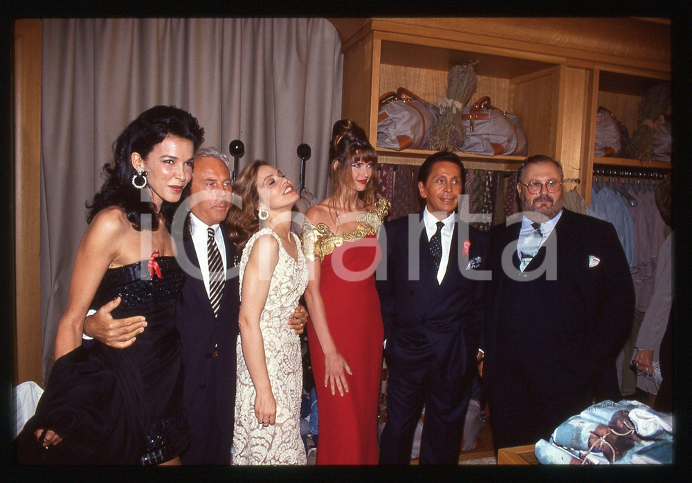 Giorgio ARMANI Ornella MUTI Carol ALT - MILANO 1992 * 35 mm vintage slide 7 Diapositiva d'epoca, in formato 35 mm.Si trattava di Convivio, evento benefico per la lotta all'AIDS tenutosi a Milano nel 1992. Sono inoltre ritratti Valentino e Gianfranco Ferr&egrave;. Per i diritti rivolgersi a ICharta.E' severamente vietata la riproduzione. Tutti i diritti sono riservati.Nella diapositiva ICharta mette in vendita, sul negozio eBay e in esclusiva sul sito "icharta" il proprio archivio composto da numerose diapositive e negativi fotografici d'epoca, tutti originali e autentici, che attraversano la storia del costume italiano tra gli la fine degli anni Sessanta e Novanta.Si tratta di uno sguardo inedito sull'attualit&agrave;, la politica, la vita quotidiana, il gossip e la cultura, che fotografa il cambiamento della nazione in quest'ultimo scorcio del XX secolo. Un'occasione unica per il mercato del collezionismo, che vede finalmente disponibile un archivio eccezionale per vastit&agrave;, tematiche e condizioni, in un settore (il negativo fotografico e la diapositiva) di assoluta novit&agrave; e dalle interessanti prospettive di investimento.  GOOD/buono   originale e autentica 1