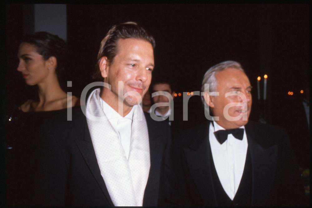 CINEMA Giorgio ARMANI e Mickey ROURKE -  1990 ca * 35 mm vintage slide 3  Diapositiva d'epoca, in formato 35 mm.E' severamente vietata la riproduzione. Tutti i diritti sono riservati.Nella diapositiva ICharta mette in vendita, sul negozio eBay e in esclusiva sul sito "icharta" il proprio archivio composto da numerose diapositive e negativi fotografici d'epoca, tutti originali e autentici, che attraversano la storia del costume italiano tra gli la fine degli anni Sessanta e Novanta.Si tratta di uno sguardo inedito sull'attualit&agrave;, la politica, la vita quotidiana, il gossip e la cultura, che fotografa il cambiamento della nazione in quest'ultimo scorcio del XX secolo.Un'occasione unica per il mercato del collezionismo, che vede finalmente disponibile un archivio eccezionale per vastit&agrave;, tematiche e condizioni, in un settore (il negativo fotografico e la diapositiva) di assoluta novit&agrave; e dalle interessanti prospettive di investimento.  GOOD/buono   originale e autentica 1