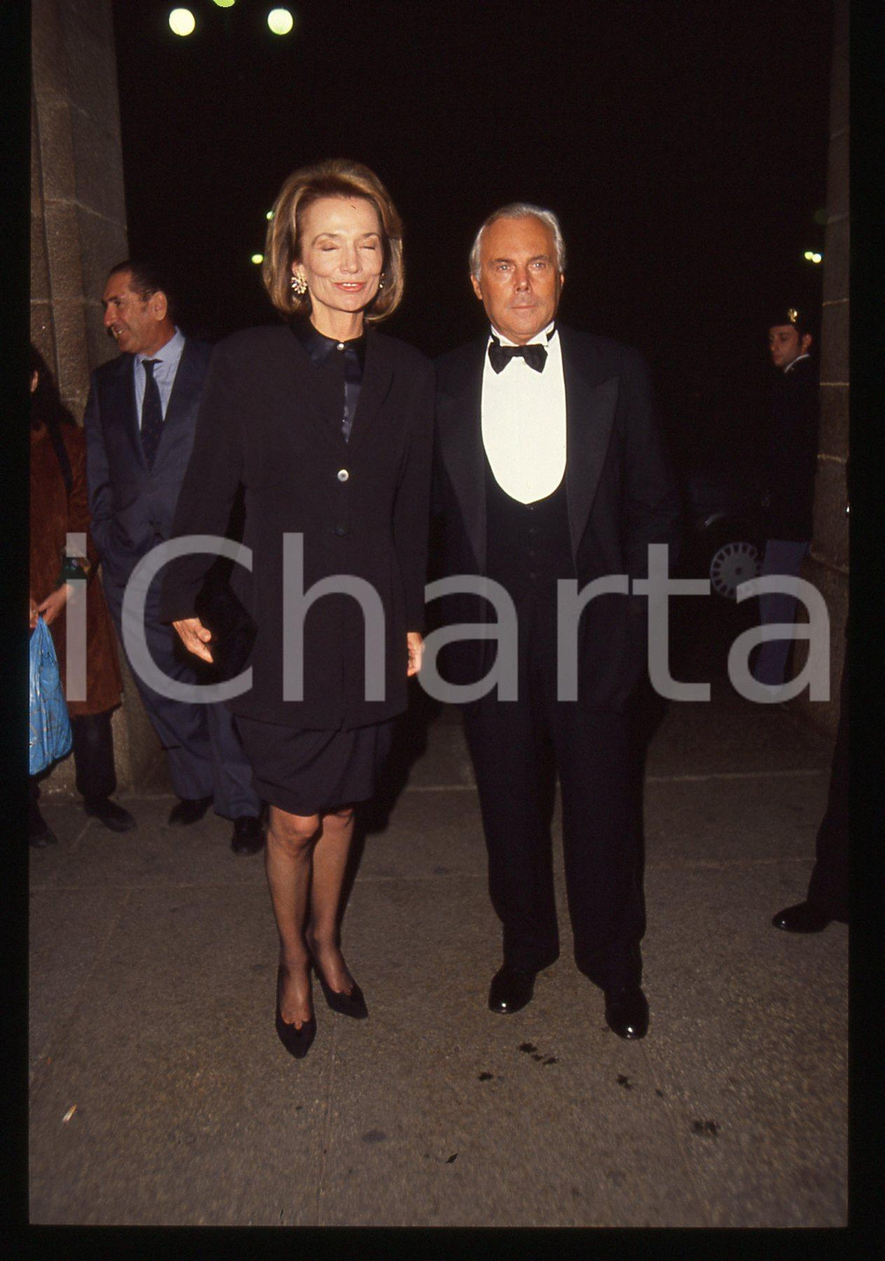 Giorgio ARMANI e Caroline LEE BOUVIER - MILANO 1990 ca * 35 mm vintage slide 13  Diapositiva d'epoca, in formato 35 mm.Per i diritti rivolgersi a ICharta.Nella diapositiva ICharta mette in vendita, sul negozio eBay e in esclusiva sul sito "icharta" il proprio archivio composto da numerose diapositive e negativi fotografici d'epoca, tutti originali e autentici, che attraversano la storia del costume italiano tra gli la fine degli anni Sessanta e Novanta.Si tratta di uno sguardo inedito sull'attualit&agrave;, la politica, la vita quotidiana, il gossip e la cultura, che fotografa il cambiamento della nazione in quest'ultimo scorcio del XX secolo. Un'occasione unica per il mercato del collezionismo, che vede finalmente disponibile un archivio eccezionale per vastit&agrave;, tematiche e condizioni, in un settore (il negativo fotografico e la diapositiva) di assoluta novit&agrave; e dalle interessanti prospettive di investimento.  GOOD/buono   originale e autentica 1