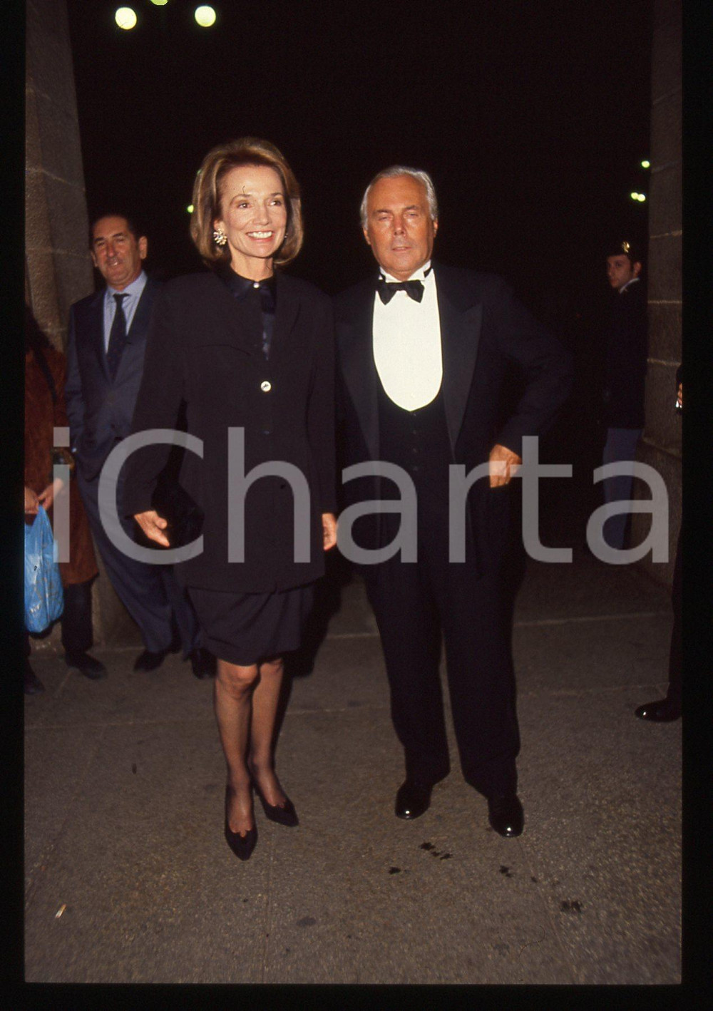 Giorgio ARMANI e Caroline LEE BOUVIER - MILANO 1990 ca * 35 mm vintage slide 15  Diapositiva d'epoca, in formato 35 mm.Per i diritti rivolgersi a ICharta.E' severamente vietata la riproduzione. Tutti i diritti sono riservati.Nella diapositiva ICharta mette in vendita, sul negozio eBay e in esclusiva sul sito "icharta" il proprio archivio composto da numerose diapositive e negativi fotografici d'epoca, tutti originali e autentici, che attraversano la storia del costume italiano tra gli la fine degli anni Sessanta e Novanta.Si tratta di uno sguardo inedito sull'attualit&agrave;, la politica, la vita quotidiana, il gossip e la cultura, che fotografa il cambiamento della nazione in quest'ultimo scorcio del XX secolo. Un'occasione unica per il mercato del collezionismo, che vede finalmente disponibile un archivio eccezionale per vastit&agrave;, tematiche e condizioni, in un settore (il negativo fotografico e la diapositiva) di assoluta novit&agrave; e dalle interessanti prospettive di investimento.  GOOD/buono   originale e autentica 1