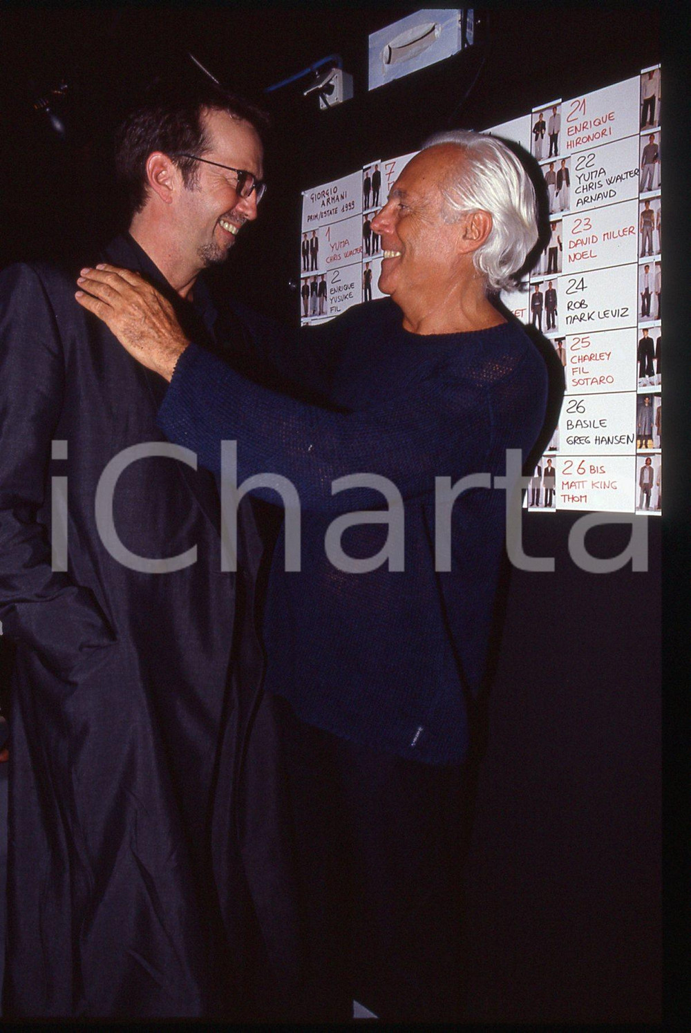 MODA Giorgio ARMANI ed Eric CLAPTON - 1995 ca * 35 mm vintage slide 2  Diapositiva d'epoca, in formato 35 mm.E' severamente vietata la riproduzione. Tutti i diritti sono riservati.Nella diapositiva ICharta mette in vendita, sul negozio eBay e in esclusiva sul sito "icharta" il proprio archivio composto da numerose diapositive e negativi fotografici d'epoca, tutti originali e autentici, che attraversano la storia del costume italiano tra gli la fine degli anni Sessanta e Novanta.Si tratta di uno sguardo inedito sull'attualit&agrave;, la politica, la vita quotidiana, il gossip e la cultura, che fotografa il cambiamento della nazione in quest'ultimo scorcio del XX secolo. Un'occasione unica per il mercato del collezionismo, che vede finalmente disponibile un archivio eccezionale per vastit&agrave;, tematiche e condizioni, in un settore (il negativo fotografico e la diapositiva) di assoluta novit&agrave; e dalle interessanti prospettive di investimento.  GOOD/buono   originale e autentica 1