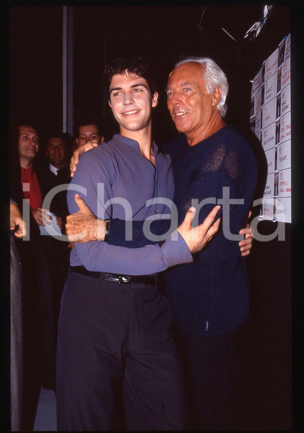 MODA Giorgio ARMANI e Roberto BOLLE - 1995 ca * 35 mm vintage slide 3  Diapositiva d'epoca, in formato 35 mm.Per i diritti rivolgersi a ICharta.E' severamente vietata la riproduzione. Tutti i diritti sono riservati.Nella diapositiva ICharta mette in vendita, sul negozio eBay e in esclusiva sul sito "icharta" il proprio archivio composto da numerose diapositive e negativi fotografici d'epoca, tutti originali e autentici, che attraversano la storia del costume italiano tra gli la fine degli anni Sessanta e Novanta.Si tratta di uno sguardo inedito sull'attualit&agrave;, la politica, la vita quotidiana, il gossip e la cultura, che fotografa il cambiamento della nazione in quest'ultimo scorcio del XX secolo. Un'occasione unica per il mercato del collezionismo, che vede finalmente disponibile un archivio eccezionale per vastit&agrave;, tematiche e condizioni, in un settore (il negativo fotografico e la diapositiva) di assoluta novit&agrave; e dalle interessanti prospettive di investimento.  GOOD/buono   originale e autentica 1