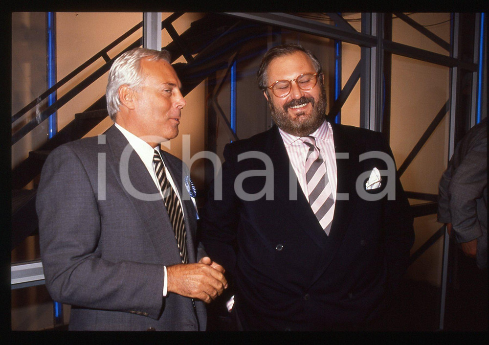 MODA Giorgio ARMANI e Gianfranco FERRÈ - ITALIA '90 *35 mm vintage slide 5  Diapositiva d'epoca, in formato 35 mm.Per i diritti rivolgersi a ICharta.E' severamente vietata la riproduzione. Tutti i diritti sono riservati.Nella diapositiva ICharta mette in vendita, sul negozio eBay e in esclusiva sul sito "icharta" il proprio archivio composto da numerose diapositive e negativi fotografici d'epoca, tutti originali e autentici, che attraversano la storia del costume italiano tra gli la fine degli anni Sessanta e Novanta.Si tratta di uno sguardo inedito sull'attualit&agrave;, la politica, la vita quotidiana, il gossip e la cultura, che fotografa il cambiamento della nazione in quest'ultimo scorcio del XX secolo. Un'occasione unica per il mercato del collezionismo, che vede finalmente disponibile un archivio eccezionale per vastit&agrave;, tematiche e condizioni, in un settore (il negativo fotografico e la diapositiva) di assoluta novit&agrave; e dalle interessanti prospettive di investimento.   GOOD/buono   originale e autentica 1