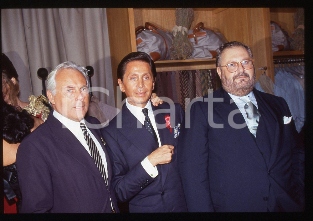 Giorgio ARMANI Valentino GARAVANI Gianfranco FERRÃˆ - 1992 * 35mm vintage slide  Diapositiva d'epoca, in formato 35 mm.Si trattava di Convivio, evento benefico per la lotta all'AIDS tenutosi a Milano nel 1992.E' severamente vietata la riproduzione. Tutti i diritti sono riservati.Nella diapositiva ICharta mette in vendita, sul negozio eBay e in esclusiva sul sito "icharta" il proprio archivio composto da numerose diapositive e negativi fotografici d'epoca, tutti originali e autentici, che attraversano la storia del costume italiano tra gli la fine degli anni Sessanta e Novanta.Si tratta di uno sguardo inedito sull'attualit&agrave;, la politica, la vita quotidiana, il gossip e la cultura, che fotografa il cambiamento della nazione in quest'ultimo scorcio del XX secolo. Un'occasione unica per il mercato del collezionismo, che vede finalmente disponibile un archivio eccezionale per vastit&agrave;, tematiche e condizioni, in un settore (il negativo fotografico e la diapositiva) di assoluta novit&agrave; e dalle interessanti prospettive di investimento.   GOOD/buono   originale e autentica 1