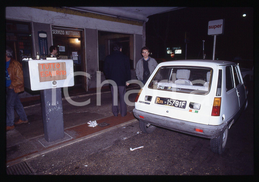 RENAULT 5 GTL al distributore di benzina ROMA 1980 ca * 35 mm vintage slide 2