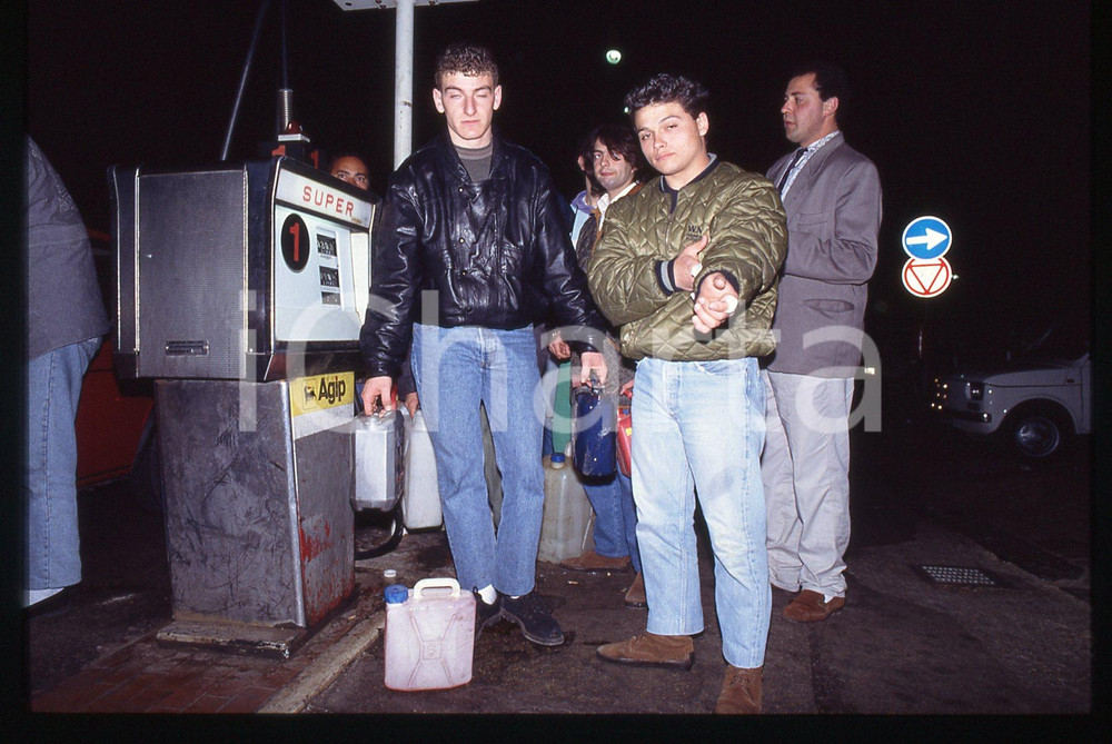 Automobilisti al distributore di benzina AGIP ROMA 1980 ca * 35 mm vintage slide