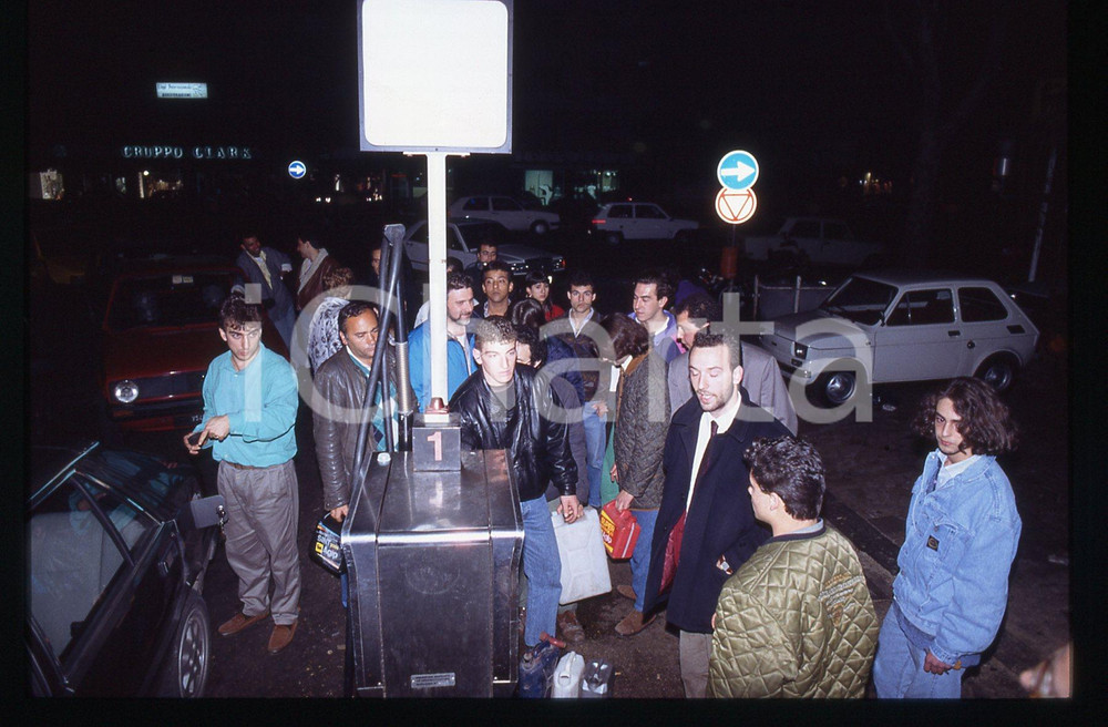 Automobilisti al distributore di benzina AGIP ROMA 1980ca *35 mm vintage slide 2